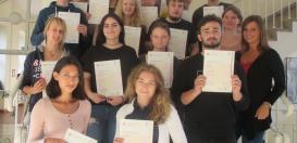 Alle 20 Schülerinnen und Schüler der Cambridge-AG dürfen sich über die Cambridge- Zertifikate freuen. (Es fehlen Antonia Fröhlich, Gian-Luca Muschong und Annika Rudlof)