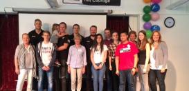 Die Schülervertretung mit Schulleiterin Frau Meyer, Frau Geisenberger vom Netzwerk Schulen ohne Rassismus sowie Profispielern des Projektpaten VfL Eintracht Hagen