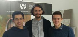 Florian Gregg (links im Bild) und Julius Mette (rechts im Bild) mit Neven Subotic vom BVB