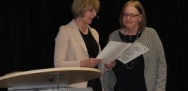 Frau Meyer und Frau Kannengießer bei der Übergabe der Urkunde.
