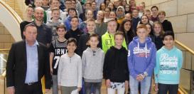 SPD-Abgeordneter Hubertus Kramer mit den Klassen 7a und 7c des Fichte Gymnasiums