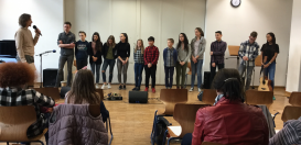 Herr Hennemann bedankt sich bei den Musiksolisten des Fichte-Gymnasiums für die tollen musikalischen Beiträge.