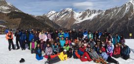 Skifahrer der Jahrgangsstufe 8 vor einem herrlichen Bergpanorama in Südtirol