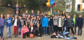 Die Klasse 5b und die Tutoren vor dem neuen Surprise-Korb