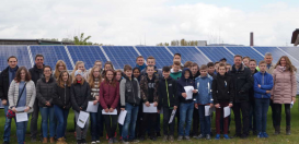 Die Klasse 7b vor der Photovoltaikanlage