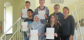 Wir gratulieren  (von unten links): Aisa Bajramovic, Lena Beule, Tim Vitan Chaiprasert, Lucas Buchwald, Damian Backhaus und Bastian Diecks. Es fehlt Isabella Chuong.