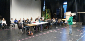 Klasse 5c wird Patenklasse für das Jugendtheaterstück „Der Junge mit dem Koffer“