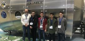 Tas Team Rise des Fichte-Gymnasiums vor einem Nachbau der europäischen Forschungskapsel COLUMBUS, die einen Teil der internationalen Raumstation (ISS) bildet.