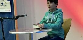 Miguel bei der Vorstellung des Inhalts seines Buches, den alle Teilnehmer vor ihrem Lesebeitrag für die Zuhörer vortrugen.