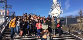 Die Gruppe französischer Austauschülerinnen und -schüler auf der Treppe vor der Phänomenta in Lüdenscheid - ein Ausflugsziel der Gruppe während ihres Aufenthalts in Deutschland.