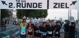 Die Fichte-Marathon-Rookies beim Gruppenfoto im Zieleinlauf des Kölner Nachtlaufs.