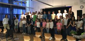 Der Schulchor, die Schulband und das Orchester gemeinsam auf der Bühne beim Sommerkonzert des Fichte-Gymnasiums.