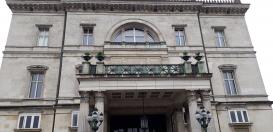 Der Eingang zur Villa Hügel in Essen.