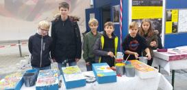 Schülerinnen und Schüler bei der Gestaltung der Ytong-Blöcke.