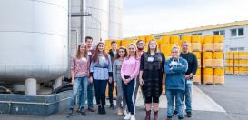 Schülerinnen und Schüler des Chemie LKs der Jahrgangsstufe Q2 bei der Carl Bechem GmbH