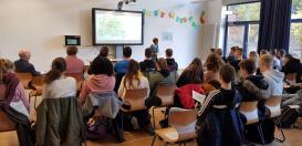 Frau Thulesius liest vor Schülerinnen und Schülern des Fichte-Gymnasiums aus ihrem Buch "Immer auf der Hut"