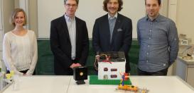 von li. Silvia Lohkamp u. Prof. Dr. Martin Venhaus (beide Vorstand BINSE), Arne Hennemann (Schulleiter des Fichte-Gymnasiums), Sebastian Bühren (Physiklehrer am Fichte-Gymnasium)