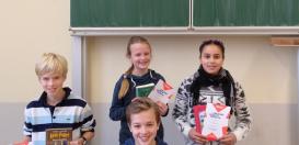 Die Teilnehmer des diesjährigen Vorlesewettbewerbs präsentieren stolz ihre Urkunden.