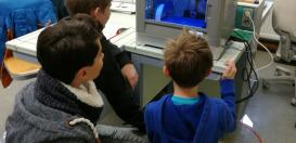 Die Schülerinnen und Schüler der Klasse 7b beobachten interessiert das Geschehen im 3D-Drucker.