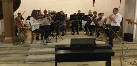 Das Orchester lud das Publikum zweimal zum Mitsingen ein.