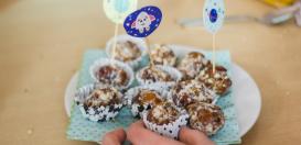 Gemeinsam mit Grundschülerinnen und -schülern der Overbergschule stellten Schülerinnen und Schüler des Fichte-Gymnasiums anlässlich des Tags der gesunden Ernährung Energyballs her - Geschmacksprobe inklusive.