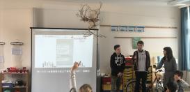 Medienscouts des Fichte-Gymnasiums halten in einer vierten Klasse der Goldbergschule eine Unterrichtsstunde zum Thema Medien - mit dabei der Radiosender WDR 5.