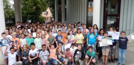Alle Schülerinnen und Schüler, die dieses Jahr an Wettbewerben, Camps oder anderen außerschulischen Projekten teilgenommen haben, versammelten sich zu einem gemeinsamen Abschlussfoto auf dem Schulhof.