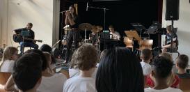 Die Schulband machte den Auftakt zum Sommerkonzert und steuerte neben Pop-Balladen auch Rock-Klassiker bei.