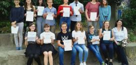 Die diesjährigen Teilnehmerinnen und Teilnehmer sowie die Mentorinnen und Mentoren des Forder-Förder-Projekts des achten Jahrgangs am Fichte-Gymnasium.
