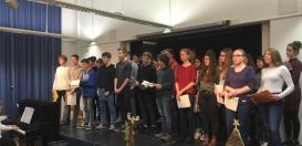 Die Musikkurse der Jahrgänge Q1 und EF beim Auftritt auf dem Adventskonzert des Fichte-Gymnasiums.
