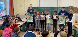 Die Jury zusammen mit den Teilnehmern am diesjährigen Vorlesewettbewerb.