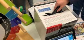 In einer gemeinsamen Aktion sammelten Fichte-Schülerinnen und -schüler alte Handys zur Wiederverwendung oder -verwertung.