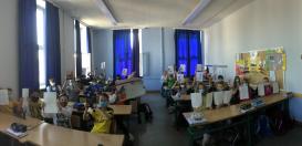 Die Schülerinnen und Schüler der Klasse 7b haben dieses Jahr am Wettbewerb Lesekicker teilgenommen. Und wer genau hinschaut kann dem Foto auch den Titel ihres Lieblingsbuchs entnehmen.