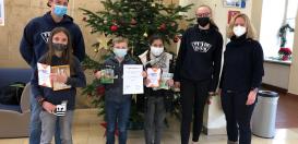Die Sieger des Vorlesewettbewerbs der Klassen 6 am Fichte-Gymnasium, begleitet durch die Mitglieder der diesjährigen Jury.