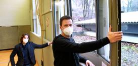 Schulleiter Arne Hennemann und Verwaltungskoordinator Stephan Osebold freuen sich über neue Fenster. (Foto: Michael Kleinrensing)