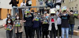 Die Schülerinnen und Schüler der Klasse 7b des Fichte-Gymnasiums haben auch dieses Jahr am Wettbewerb "Lesekicker" teilgenommen und präsentieren stolz ihre Gewinne.
