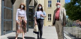 von links: Wettbewerbsbeauftragte Kathrin Stolz, Preisträgerin Ekaterina Garabetova und stellv. Schulleiter Dr. Wolfgang Riechmann