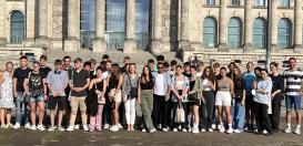 Die Teilnehmerinnen und Teilnehmer der Berlinfahrt vor dem Bundestag.