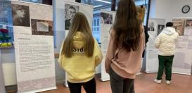 Vom 24. Januar bis 2. Februar gastierte am Fichte-Gymnasium eine Wanderausstellung, in der Menschen biographisch vorgestellt wurden, die von der nationalsozialistischen Militärjustiz verfolgt wurden.