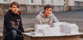 Moritz Debudaj und Kilian Preuss, Schüler der Jahrgangsstufe Q1, mit ihrem 3D-Modell des Fichte-Gymnasiums.