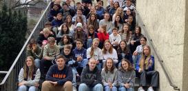 Die französischen Austauschschüler*innen gemeinsam mit ihren Gastschüler*innen am Haupteingang zum Fichte-Gymnasium.