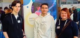 Timo, Miguel und Frau Thißen auf dem Bildungsmarkt im MDC