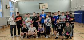 Die Schüler*innen des Sportkurses von Herrn Raddatz zusammen mit den Federfußballspielern David Zentarra.