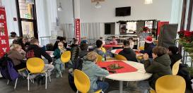 In der weihnachtlich dekorierten Mensa durften Mitschülerinnen und Mitschüler aus den 6. Klassen am Vorlesewettbewerb teilnehmen.