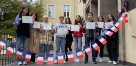 Diese elf Schüler:innen der Jahrgangsstufen 9 bis Q1 haben Ende des vergangenen Schuljahres die DELF-Prüfungen absolviert.