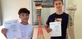 Marcel Akinschin (6a, links) mit seinem "SchwarzRotGold-Turm" und Maxim Akinschin (9a) mit seinem Turm "Supernova".