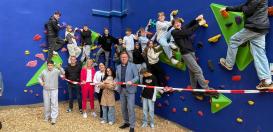Die feierliche Eröffnung der neuen Boulderwand auf dem Schulgelände des Fichte-Gymnasiums.