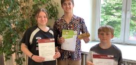 Insgesamt 5 Schülerinnen und Schüler haben für ihre erfolgreiche Teilnahme an der JuniorScienceOlympiade oder dem Jugendwettbewerb Informatik Urkunden und Preise erhalten.