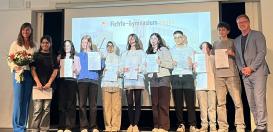 Auf dem Foto (von links nach rechts):  Dagmar Sixdorf (Projektleitung), Narin Bozkaya (9c), Talia Mantash (9c), Emilia Schnettler (9b), Imani Mansoor (9c), Ecrin Yilmaz (9a), Sadya Amin (9a), Aram Alali (9a), Baki Özdemir (9b), David Dimitrijoski (9b), Christian Fischer (Schulleitung)