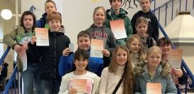 Einige der Teilnehmer*innen am Heureka-Wettbewerb nach der Überreichung der Urkunden und Sachpreise.